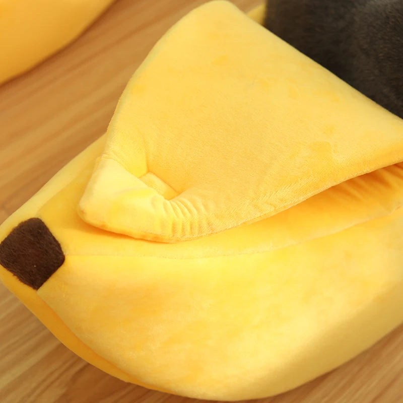 Cama con forma de plátano.